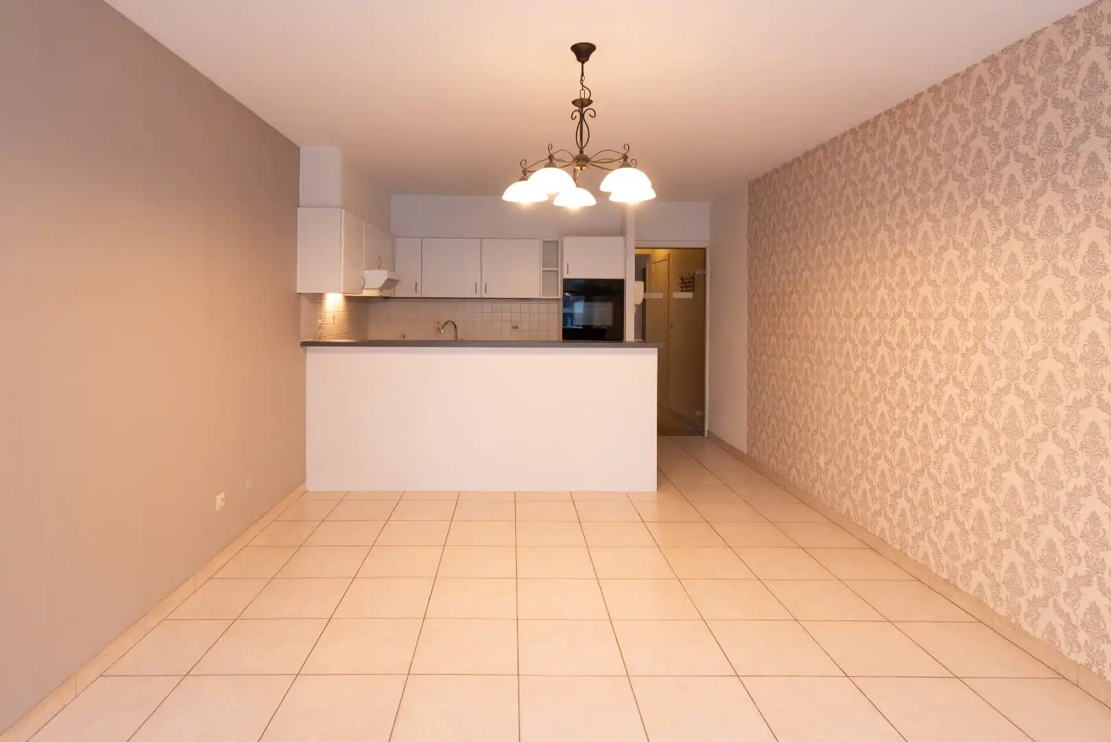 Centraal gelegen, ruim 2 slaapkamerappartement op wandelafstand van de Zeedijk. foto {{pictureIndex}}