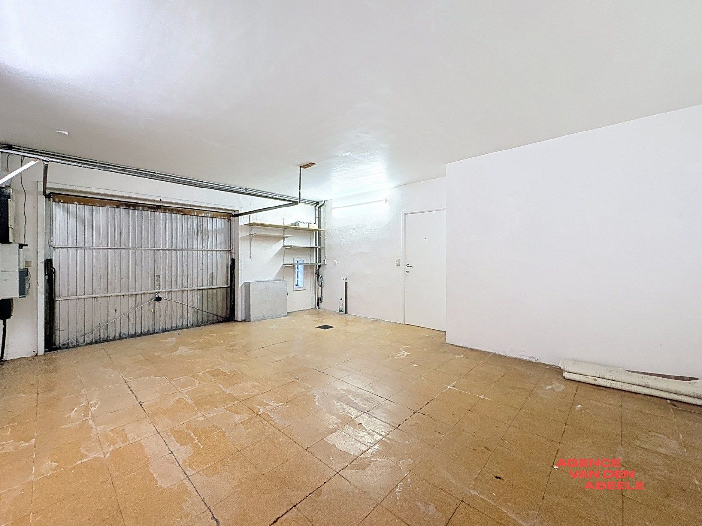 Gelijkvloers appartement met 2 slaapkamers, ruime garage en tuin foto 17