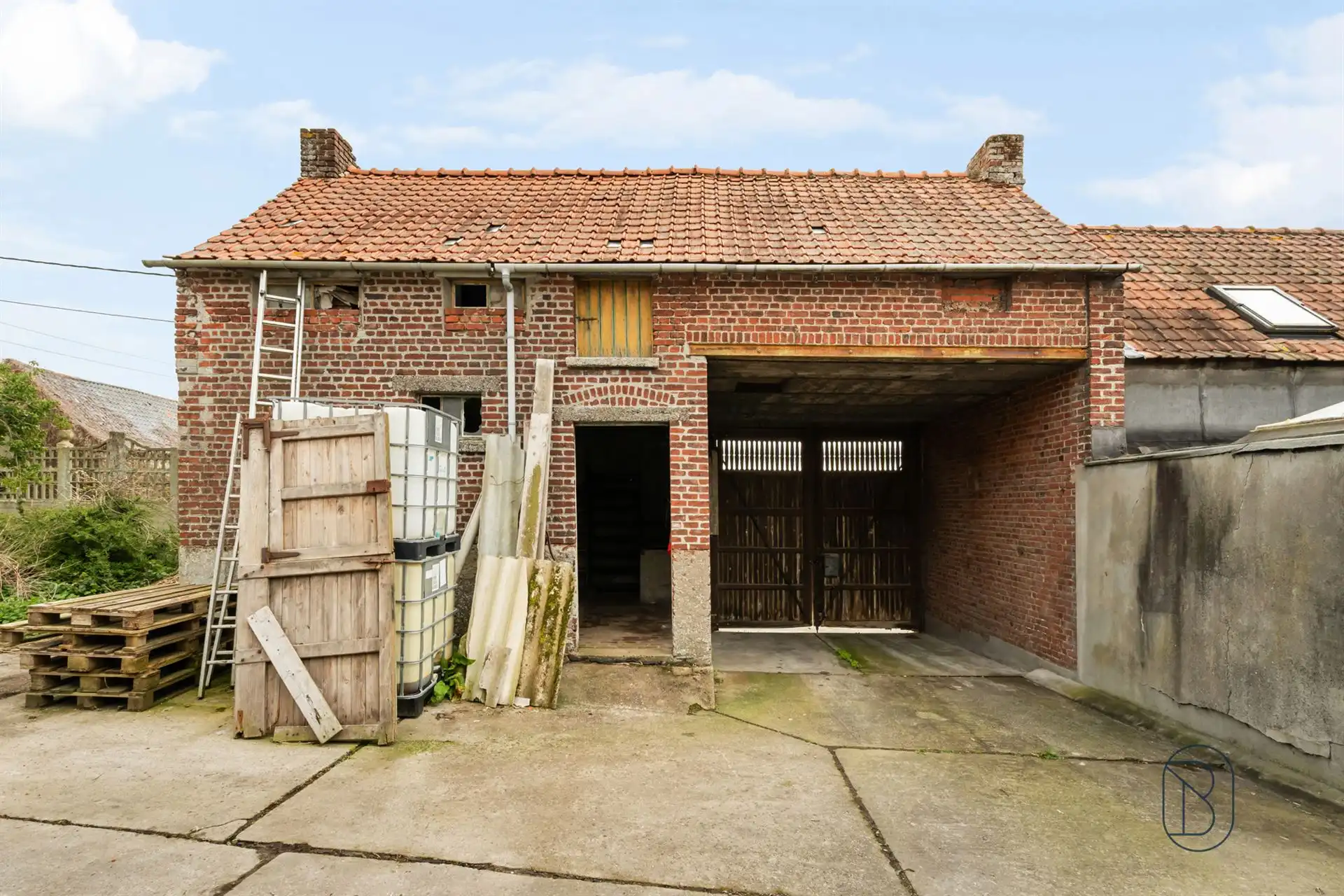 Totaal te renoveren woning met bijgebouwen op 1570m2 foto 6
