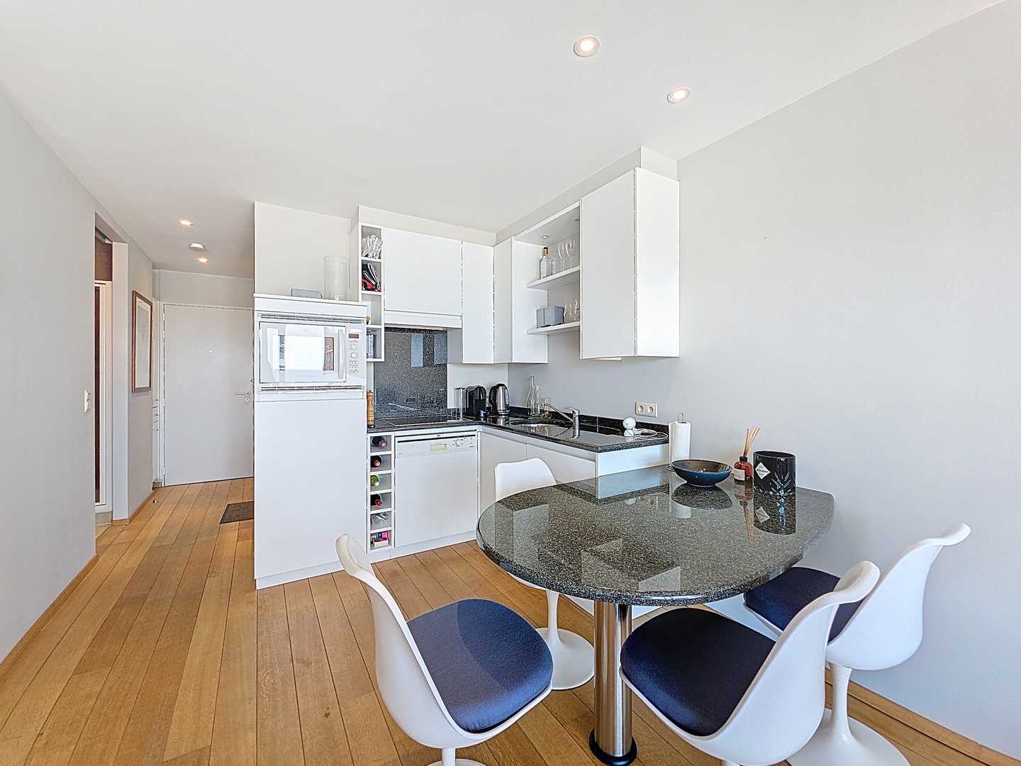 Instapklaar appartement met frontaal zeezicht te Nieuwpoort-Bad foto 4