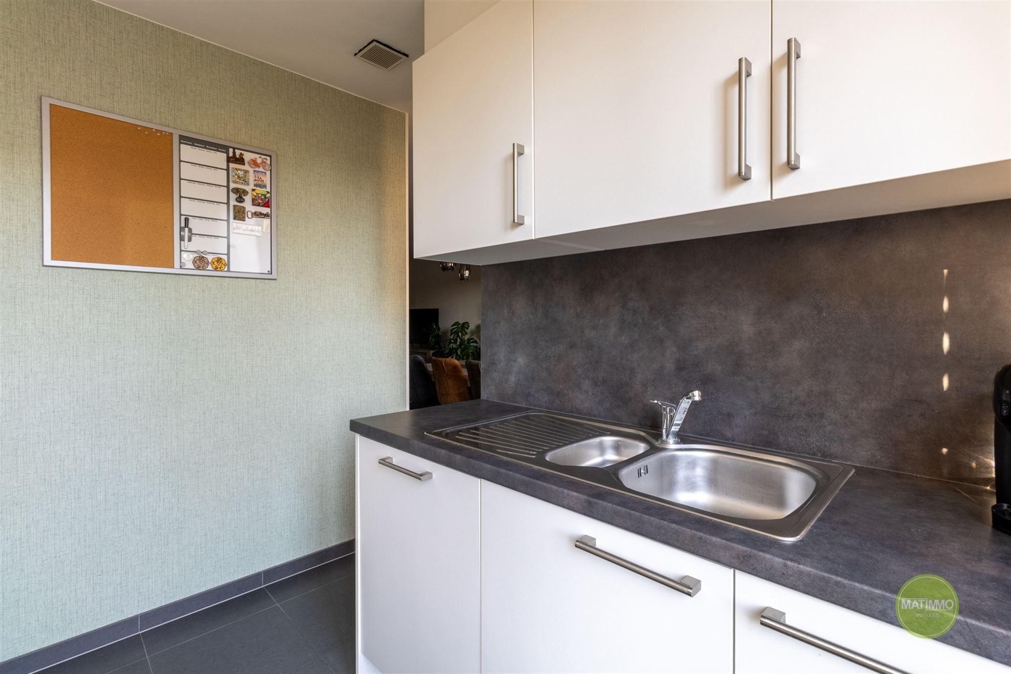 Instapklaar appartement met terras in Geel foto 6