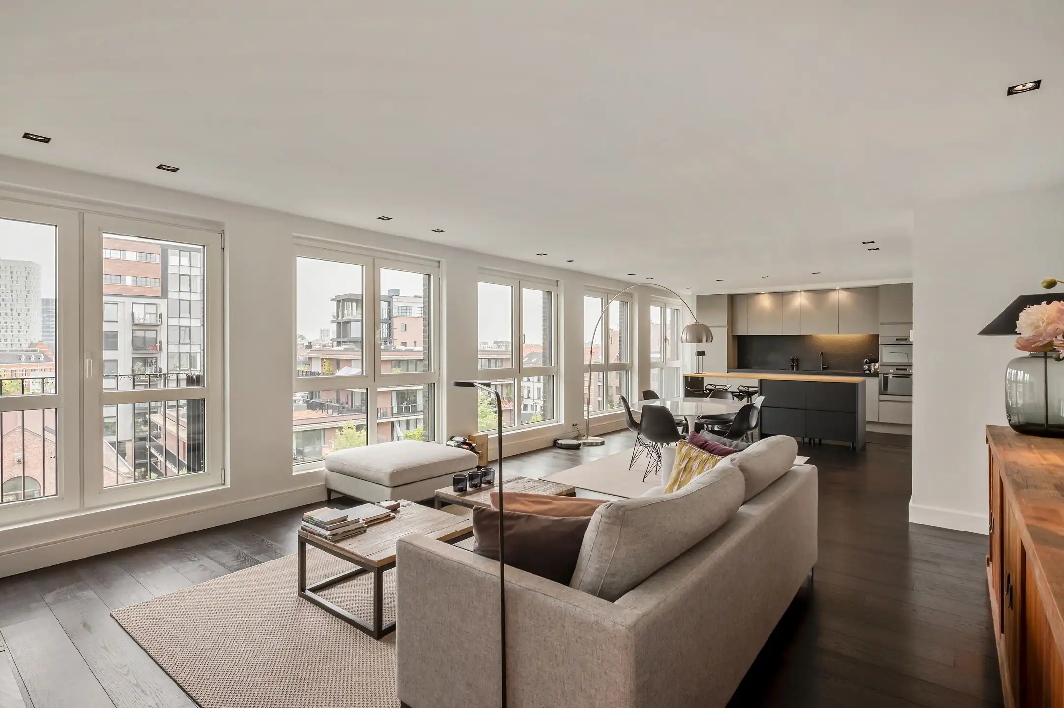 Instapklaar 2-slaapkamerappartement met panoramisch uitzicht en zuidwestgericht terras foto 2