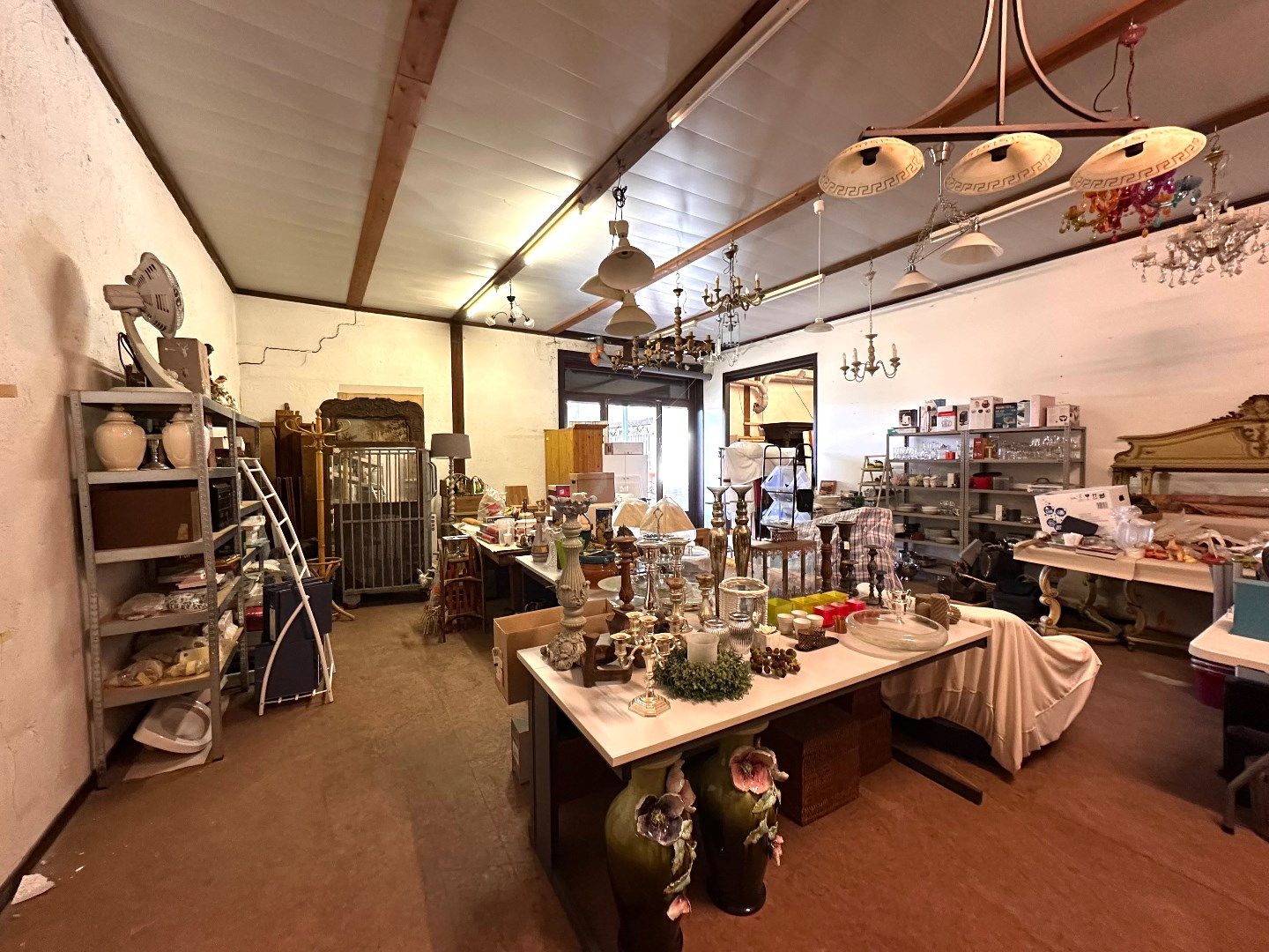 Ruim handelspand met magazijnen, loods, bureelruimte en tuin foto 23