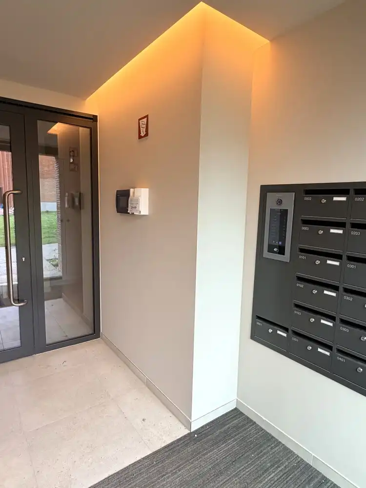 Hoogwaardig afgewerkt nieuwbouwappartement met 2 slaapkamers + kelderberging en staanplaats foto 2