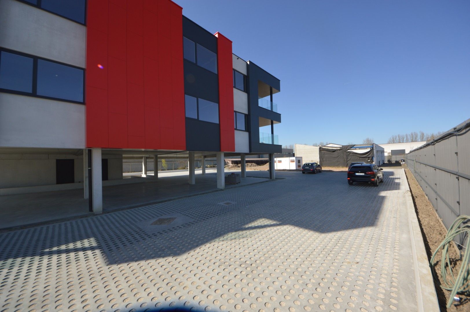 NIEUWBOUWKANTOREN MET PARKING NABIJ E40 foto 17
