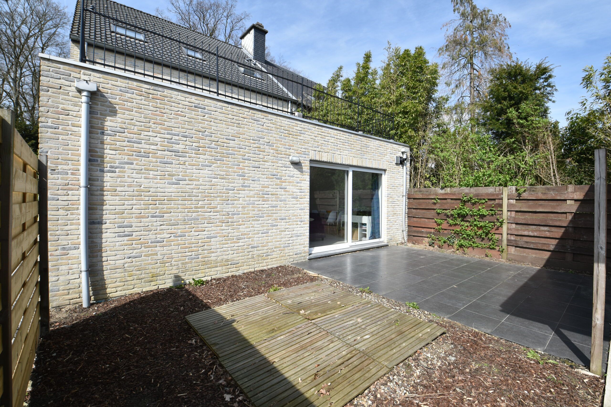 Instapklaar gelijkvloers appartement met zonnig terras en carport te huur foto 9
