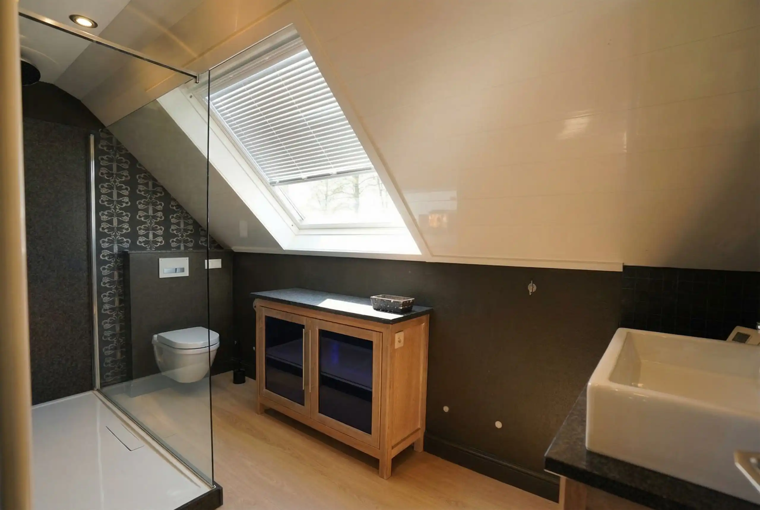 Prettig gelegen halfopen woning met garage en tuin foto 16