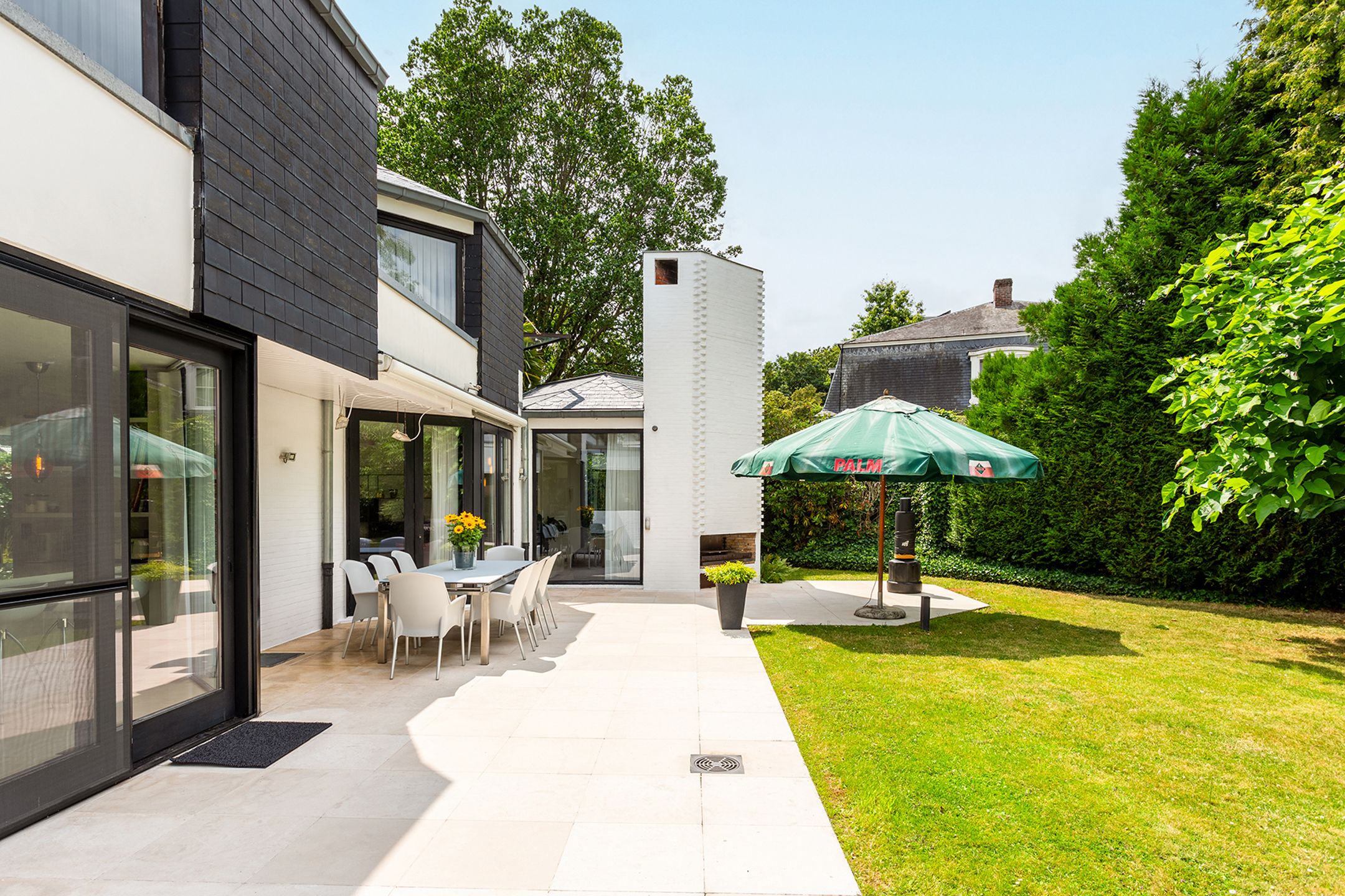 Topgelegen architectenwoning met ruim tuin en binnenzwembad. foto 25