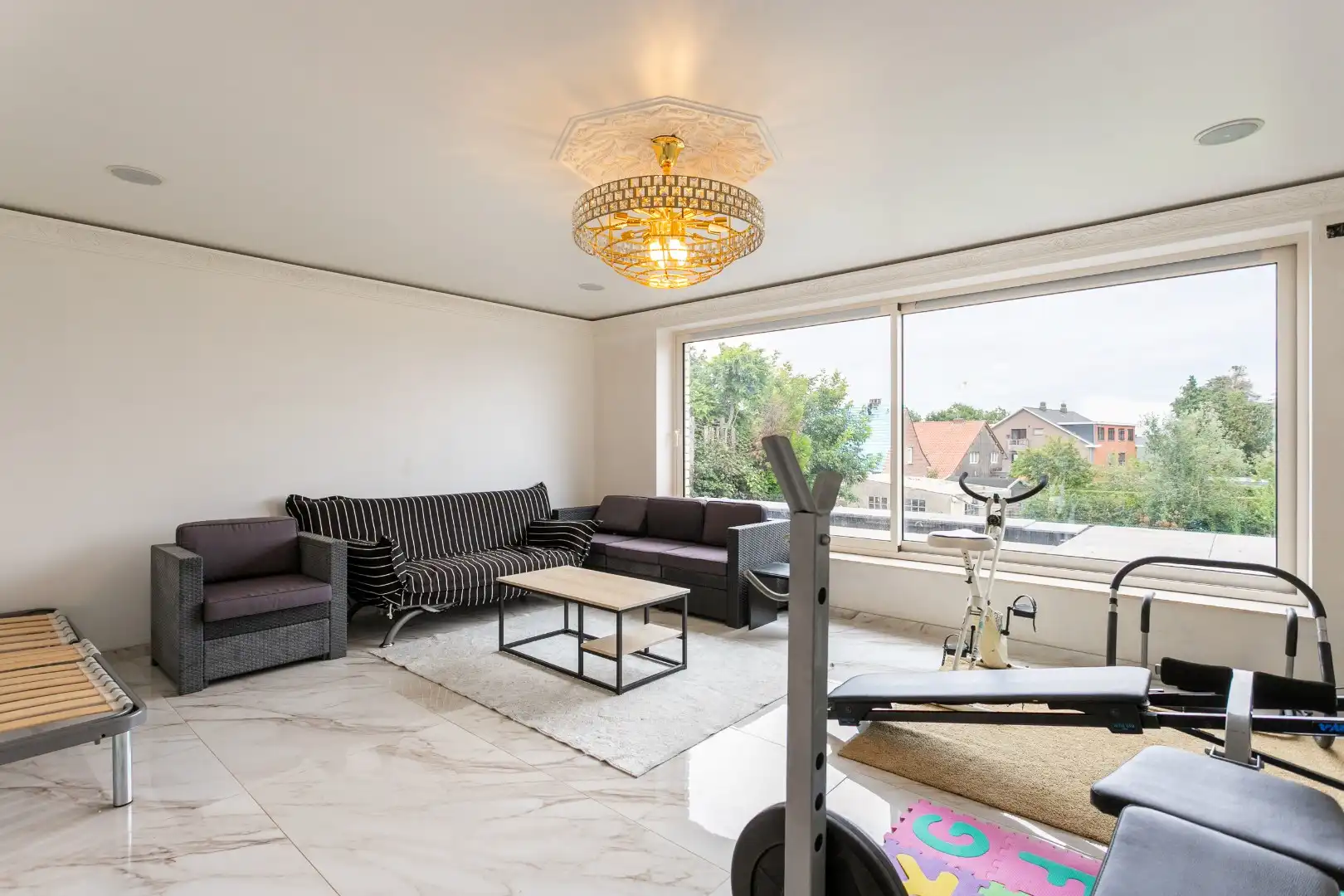 Ruime recente halfopen bebouwing met 7 slaapkamers en inpandige garage foto 12