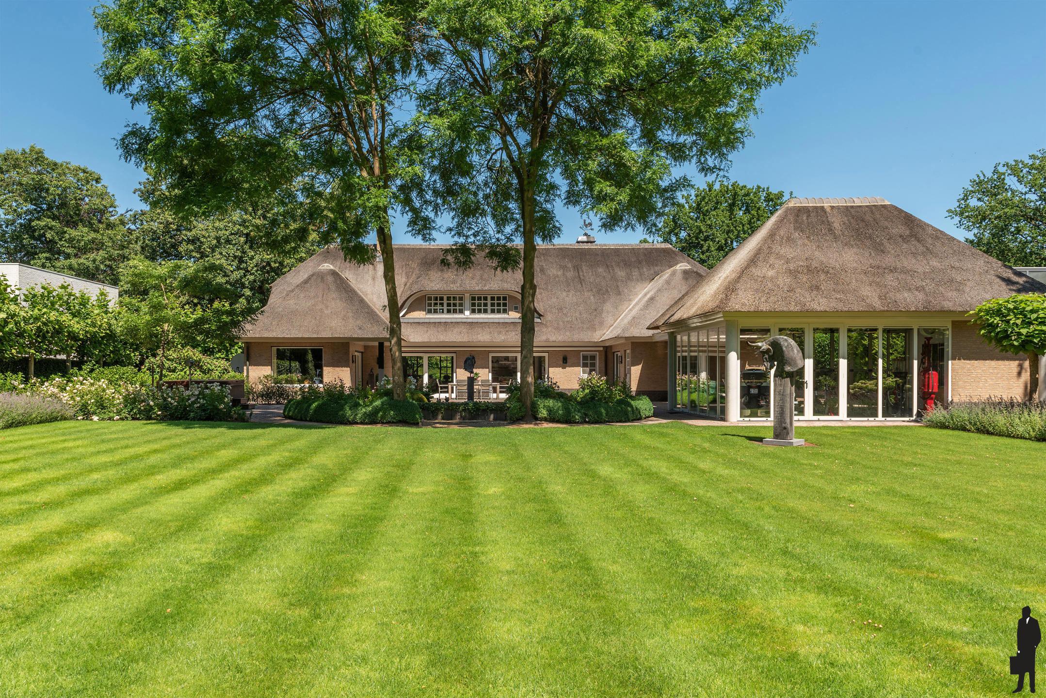 Rietgedekte villa met bijgebouw in Engelse stijl op 3.080m² foto 34