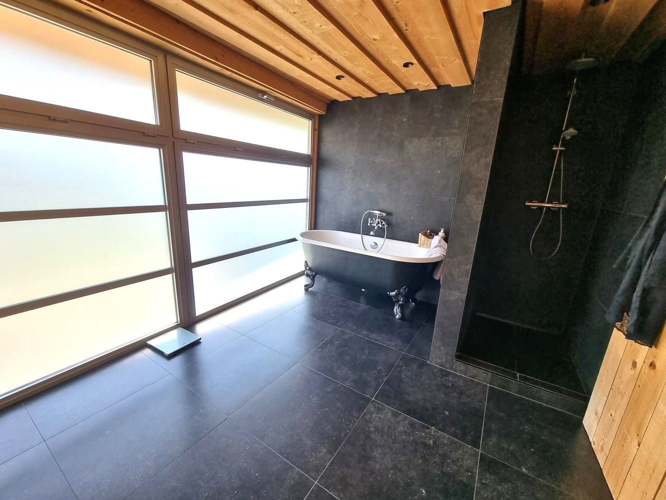 Prachtige villa woning, rustig gelegen met zonnige, diepe tuin voorzien van zwembad en poolhouse. foto 11