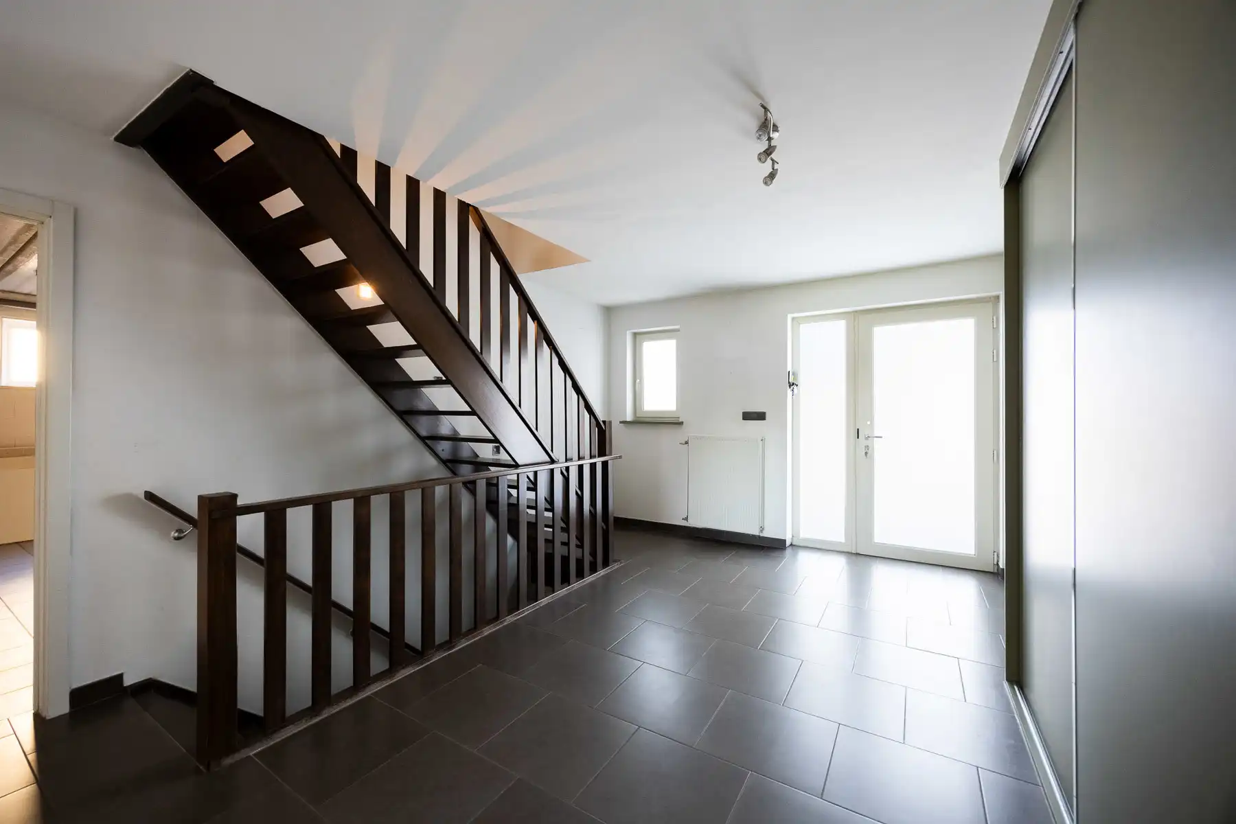 Ruime energiezuinige woning met 6 SLPK's en diepe tuin foto 2