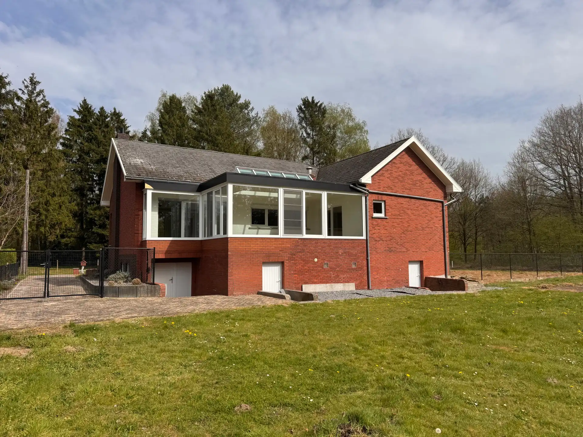 Rustig gelegen woning met 3 slaapkamers en grote tuin foto {{pictureIndex}}