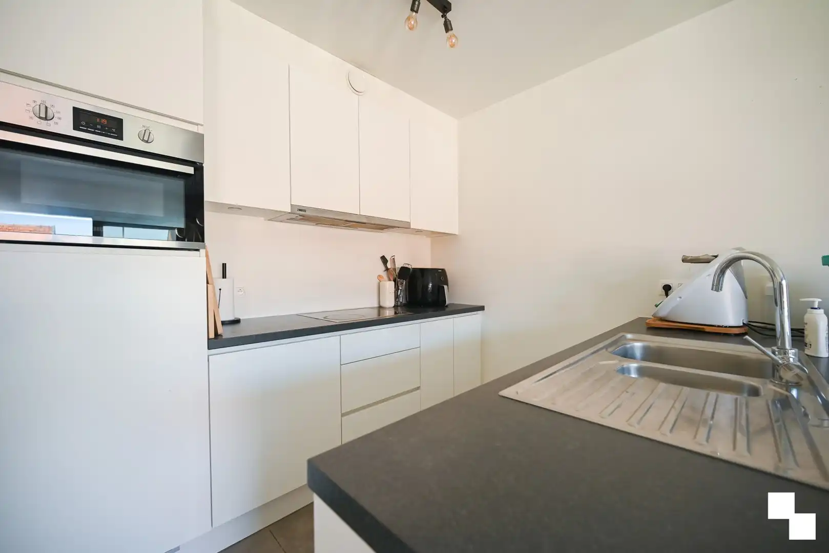 Instapklaar appartement met divers maatmeubilair te Izegem (Emelgem) foto 11