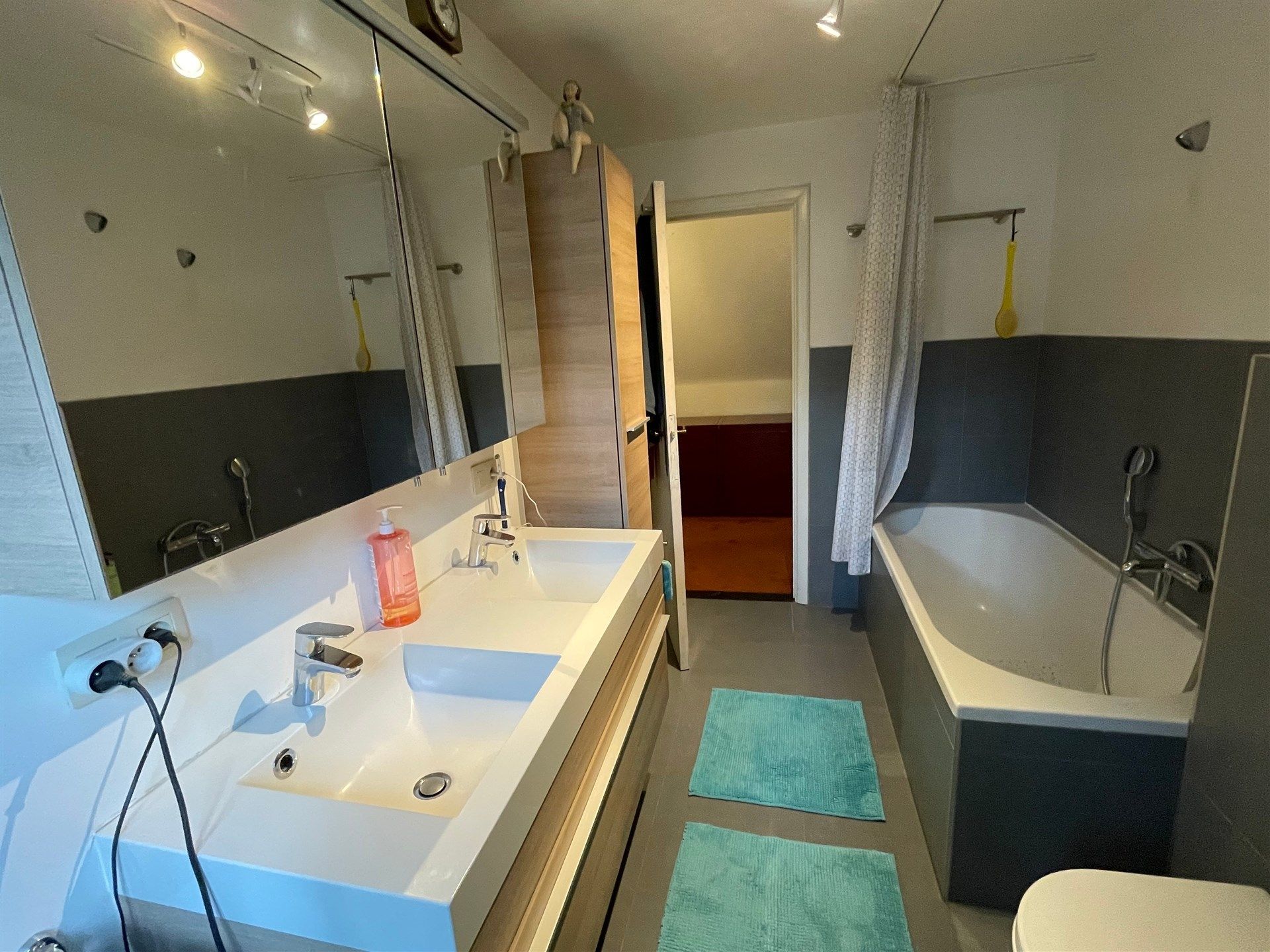 Prachtig midden in het groen gelegen villa in landelijke stijl met tuin en garage. foto 25