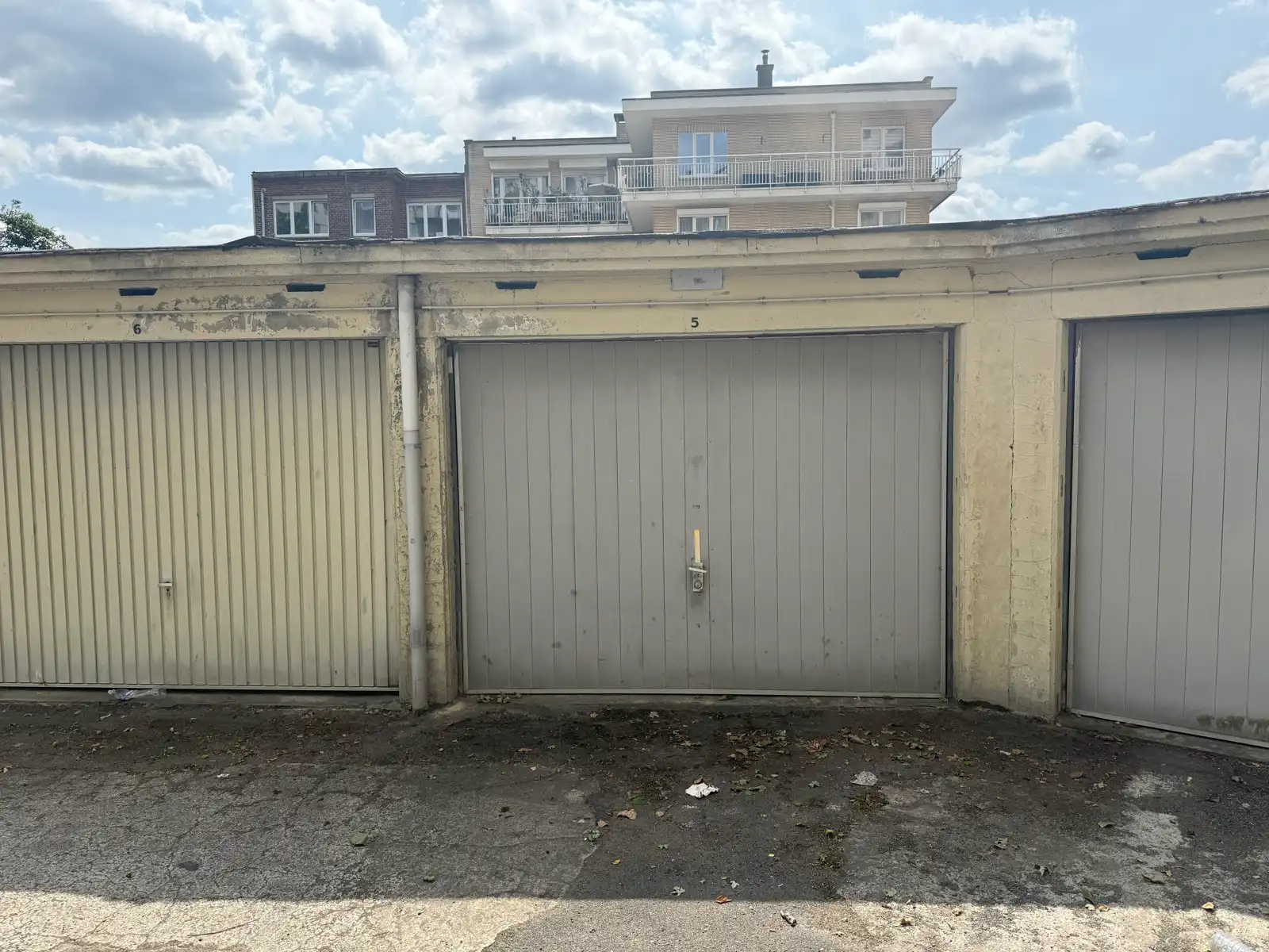 Gesloten garagebox met slagboombeveiliging foto 4