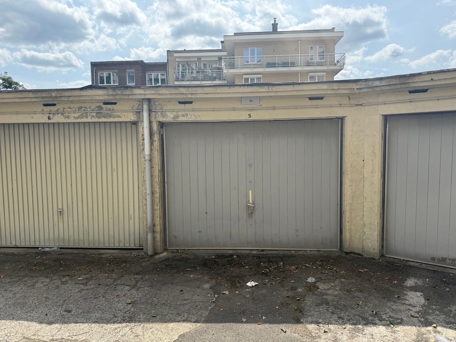 Gesloten garagebox met slagboombeveiliging foto 4