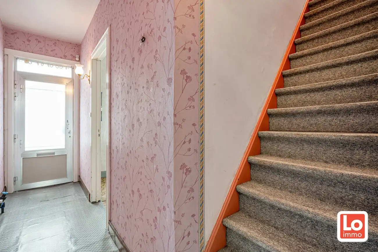 Volledig te renoveren gesloten woning met afzonderlijke garage en een leuke stadstuin op een toplocatie nabij het centrum van Lochristi! foto 4