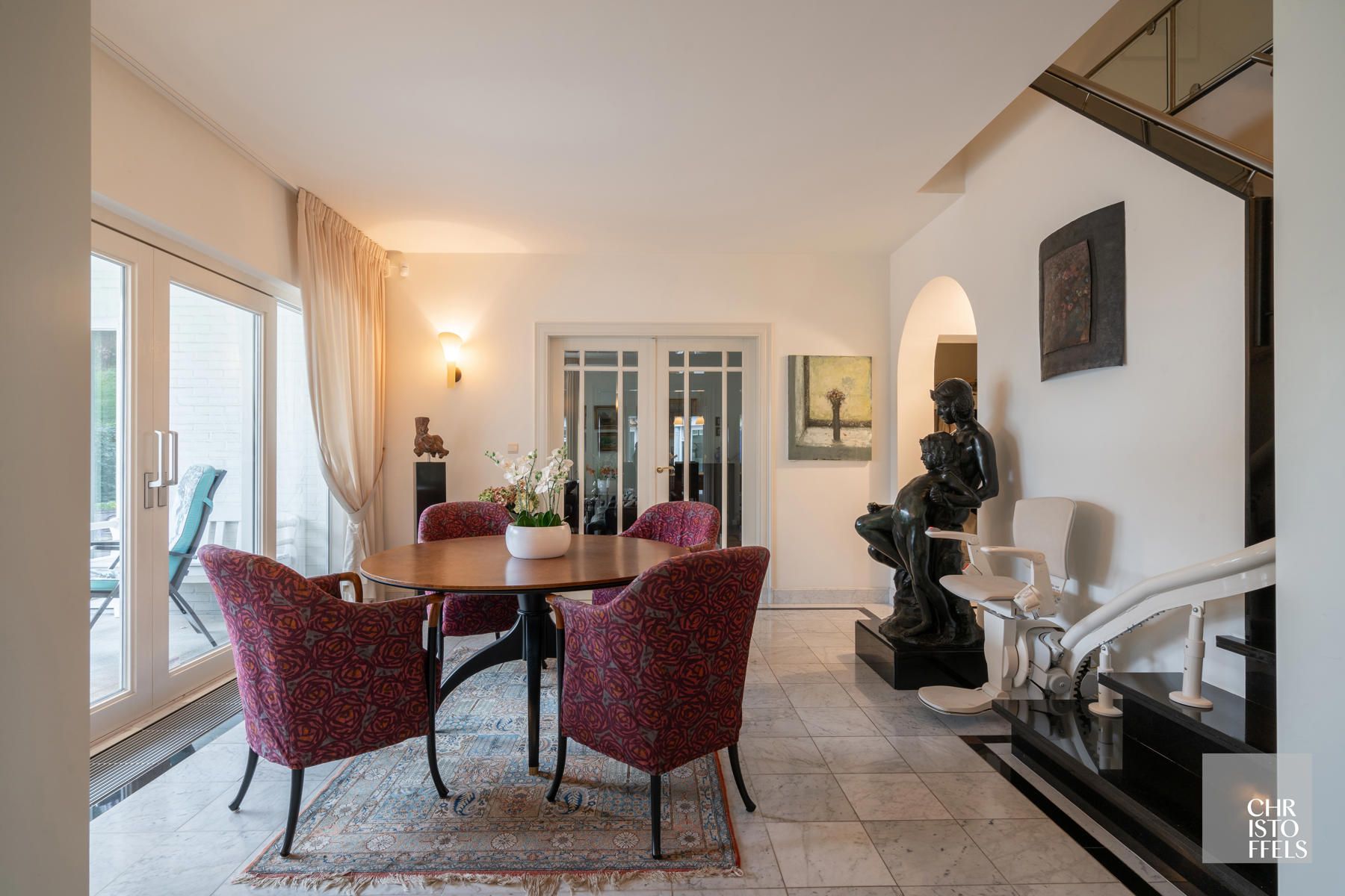 Villa met binnenzwembad gelegen in een geliefde villawijk op een perceel van 1.827m² foto 17