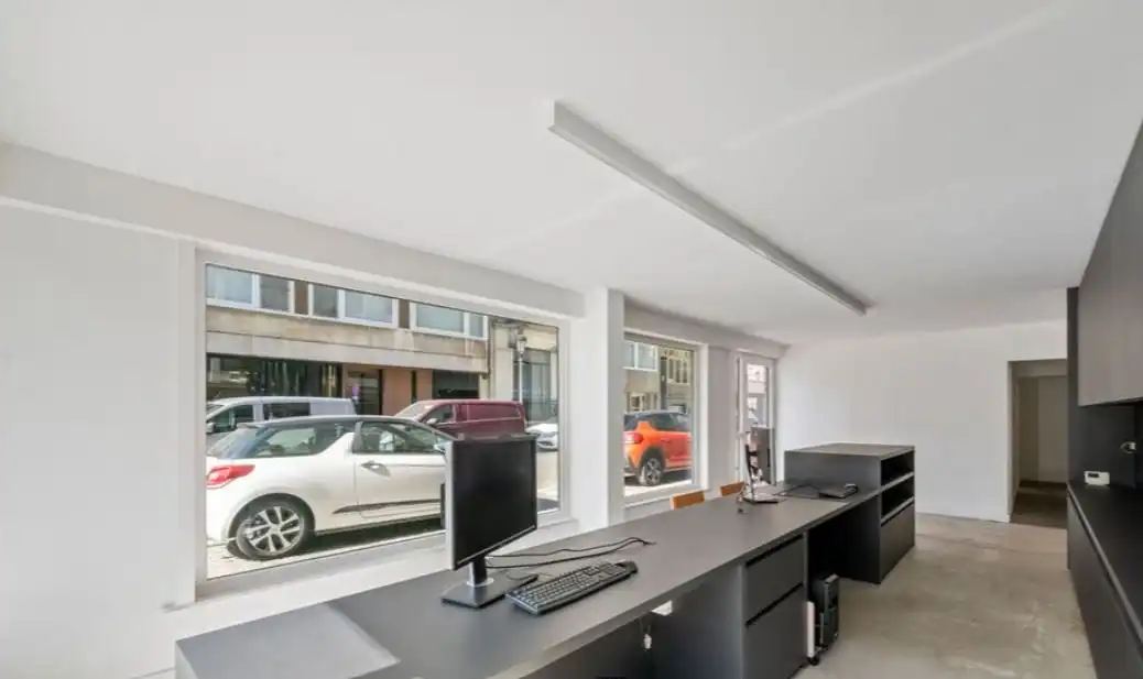 Commercieel topadres op één van de gezelligste pleinen van de kust! foto 2