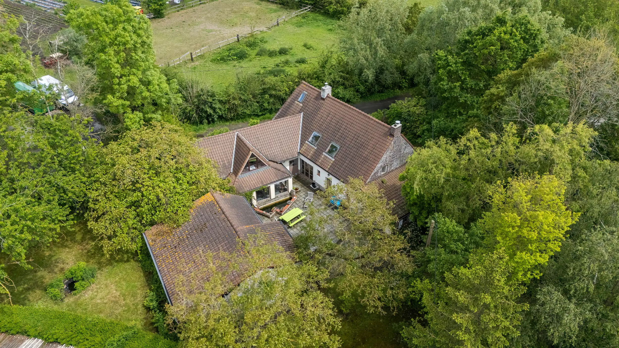 Hoofdfoto van de publicatie: Charmant hoevetje met bijgebouwen in groen kader