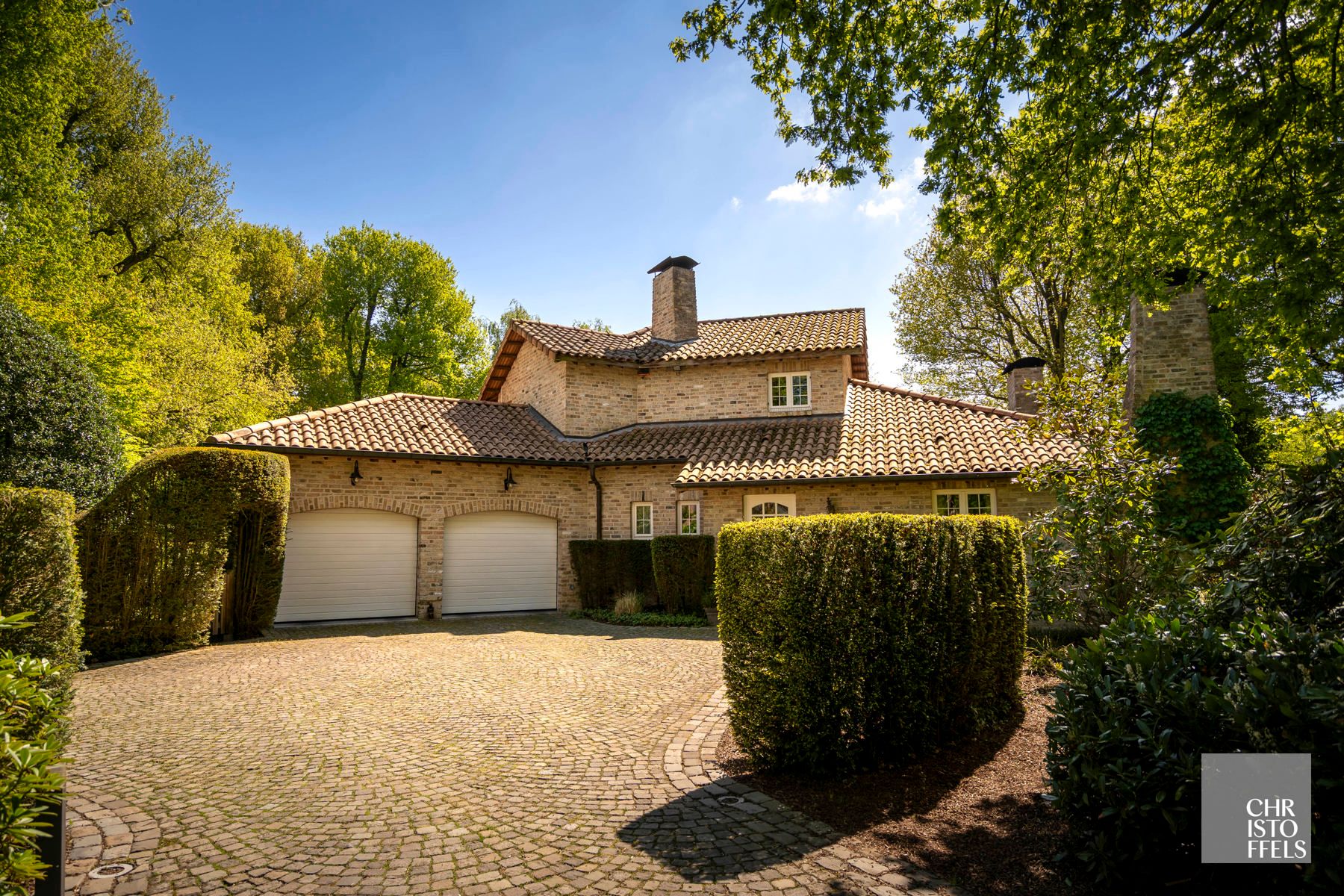Zuiderse villa met zwembad in een rustige straat, op een perceel van 16a93ca! foto 7