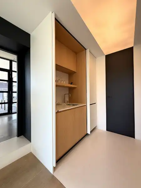 Veelzijdig bedrijfsgebouw langs de Dender met showroom, kantoren & parking foto 10