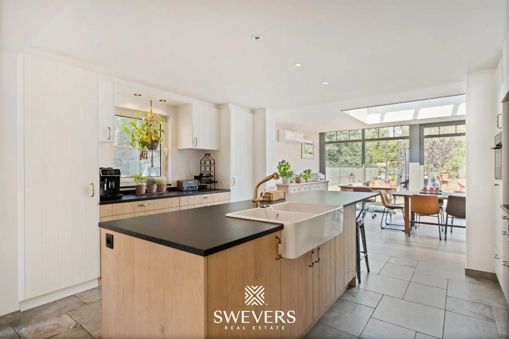 Ruime open bebouwing met nieuwe keuken en veranda foto 8