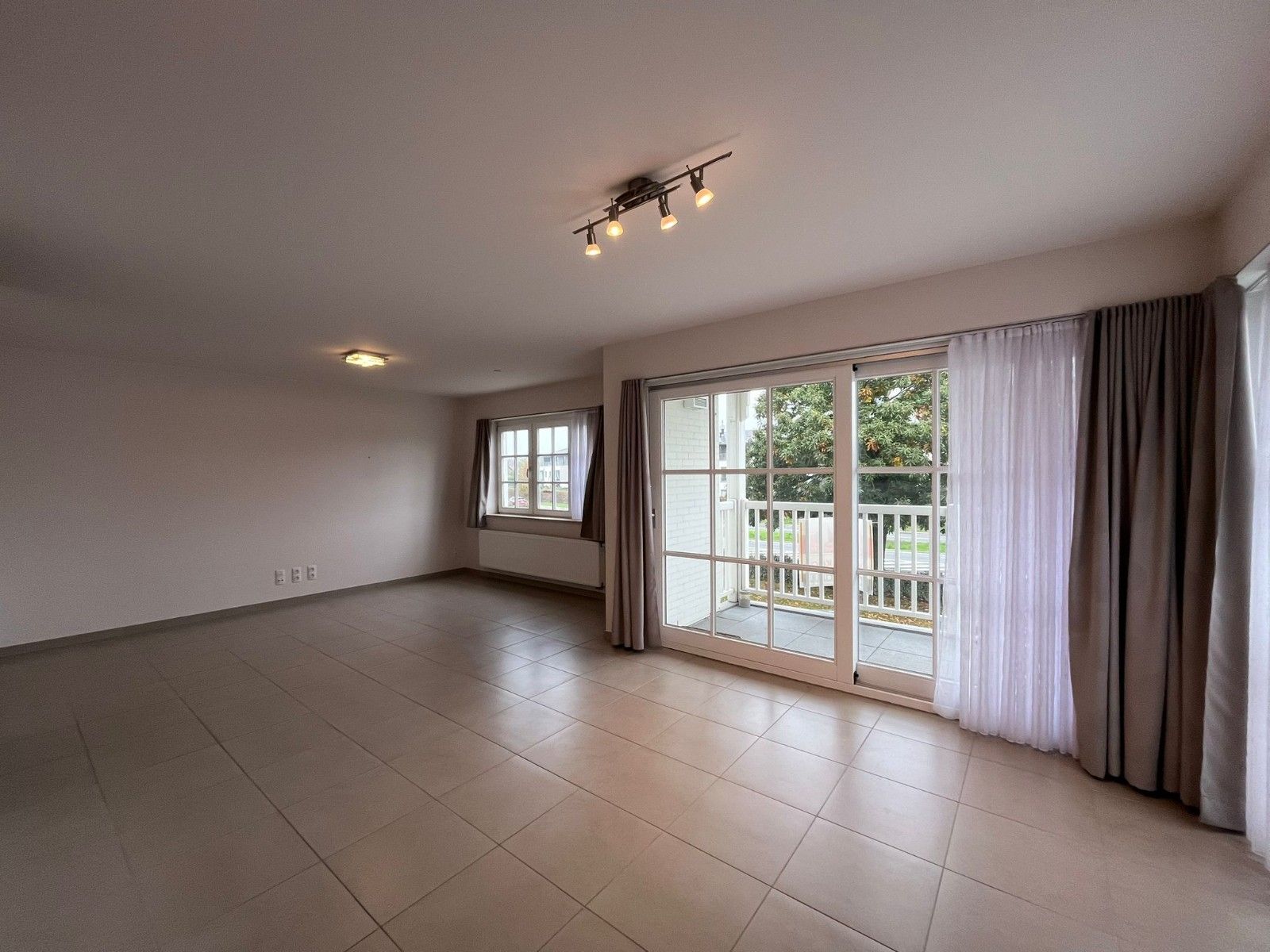 Te koop - 2 slaapkamersappartment met dubbele garage foto 14