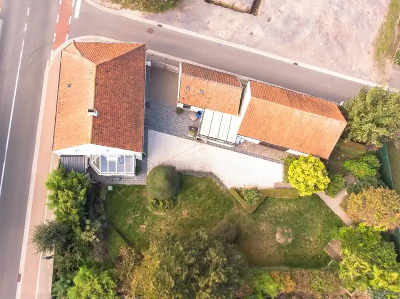 🏡 Uniek en authentiek pand vol karakter en mogelijkheden. Ruime woning, multifunctionele bijgebouwen en een charmante, omsloten tuin. foto 2