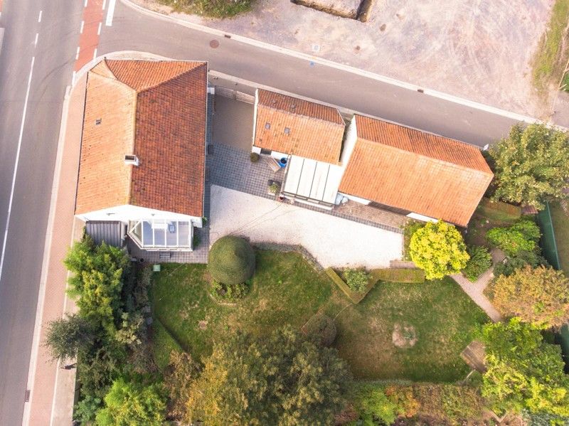 🏡 Uniek en authentiek pand vol karakter en mogelijkheden. Ruime woning, multifunctionele bijgebouwen en een charmante, omsloten tuin. foto 2