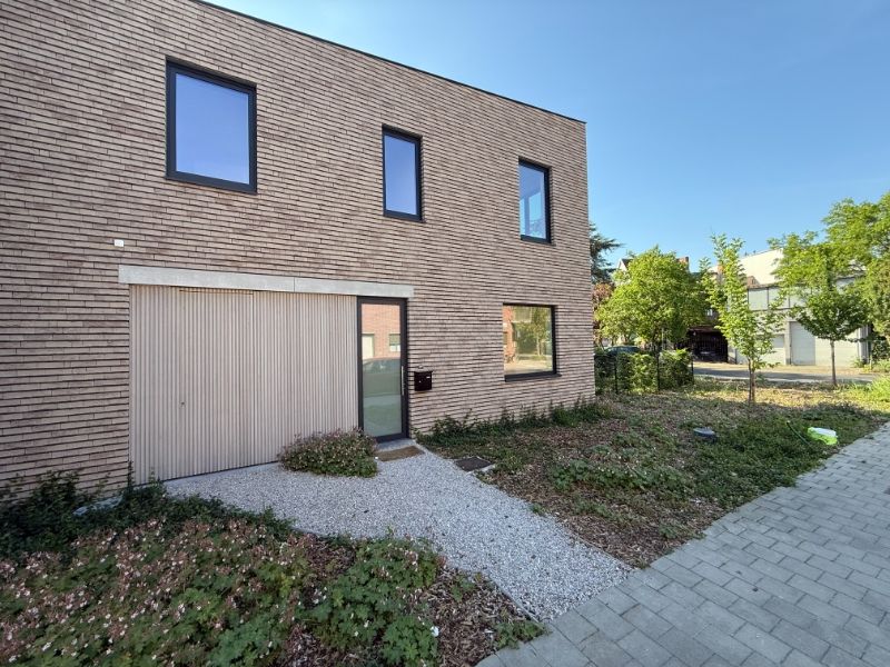Zeer ruime, energiezuinige nieuwbouwwoning met tuin – gelegen aan de Rozenbroeken foto {{pictureIndex}}