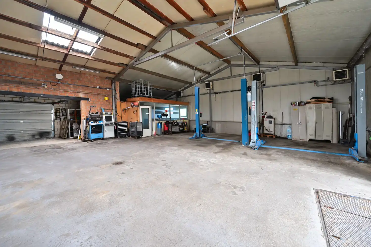 Woning met bedrijfshal op volledig omheind perceel foto 3