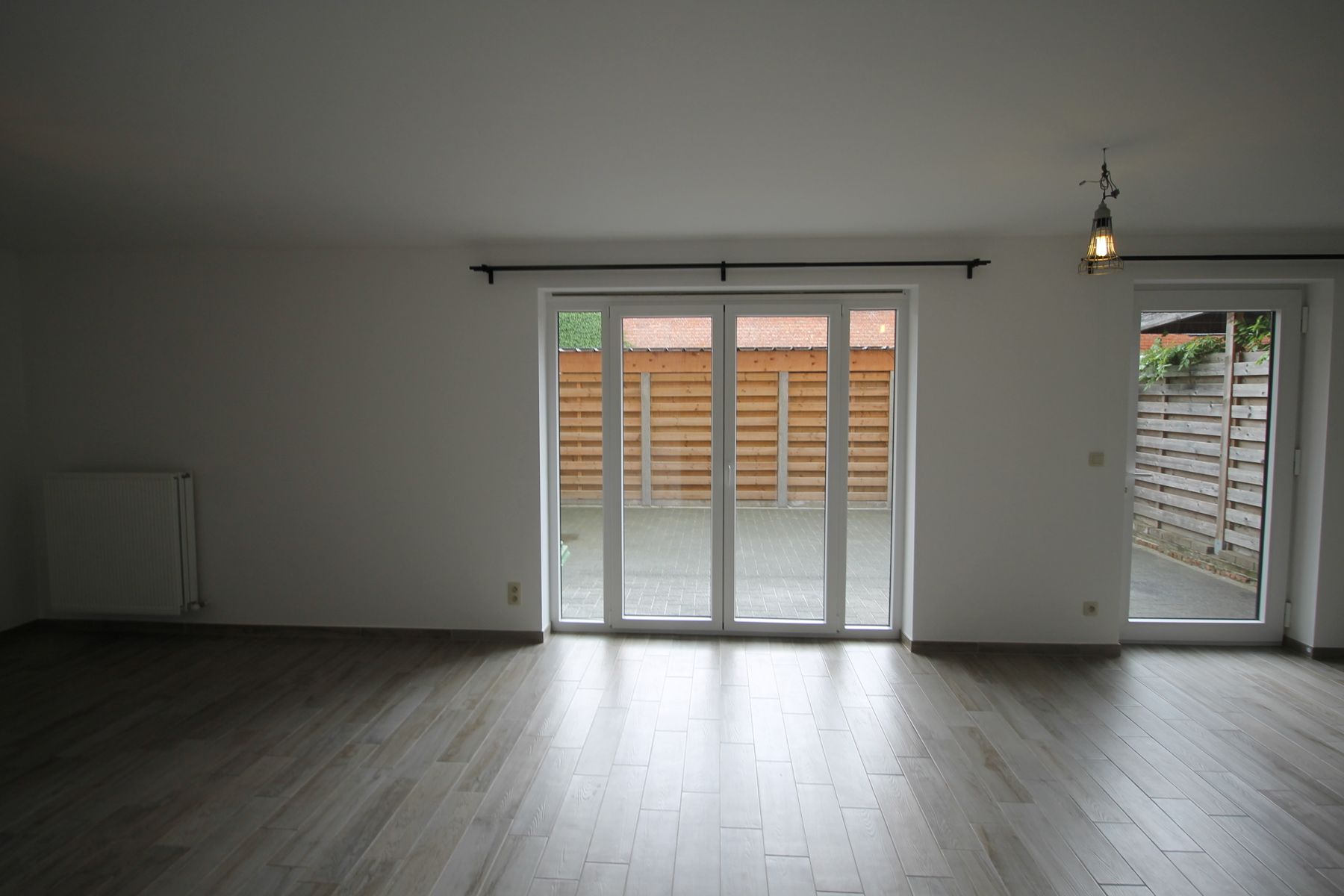 Een appartement op de benedenverdieping met 2 slaapkamers, ruim terras en carport. foto 3