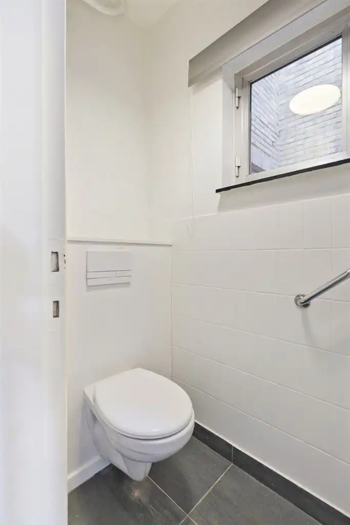 Instapklaar, gerenoveerd appartement met 3 slaapkamers, 2 terrassen en ruime garagebox gelegen op een toplocatie in het centrum van Maaseik, nabij de markt & met zicht op het Kerkplein. foto 18