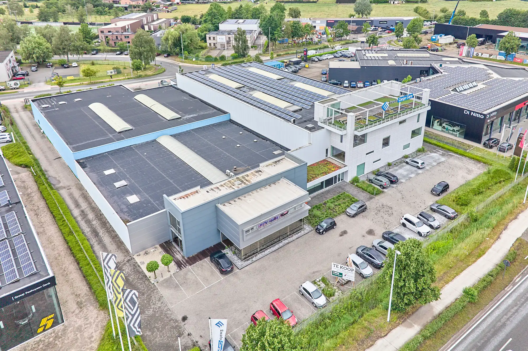 TE KOOP: MAGAZIJNEN MET KANTOREN IN GENK foto 4