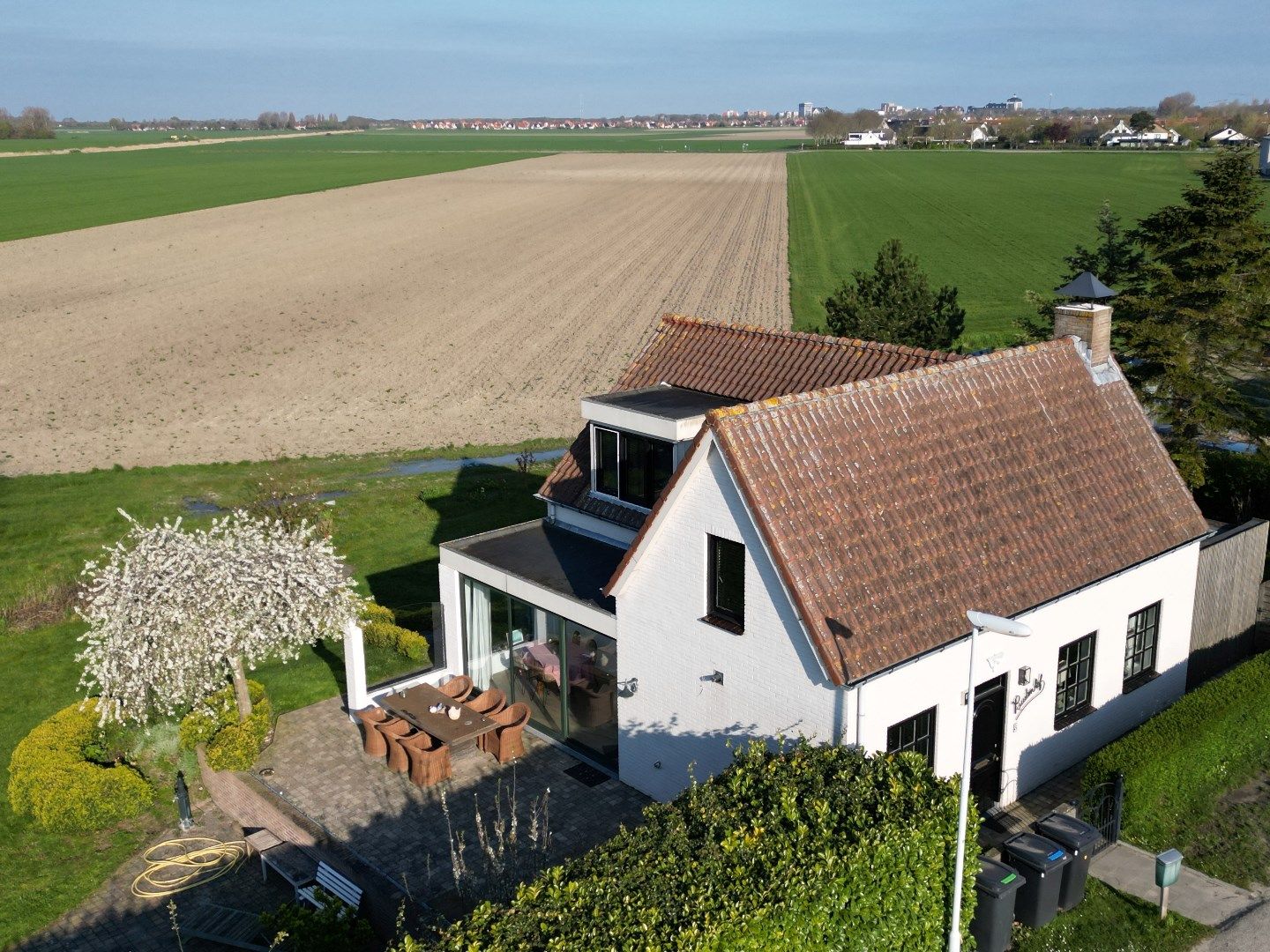 Zicht over de velden, op een zucht van zee foto 2