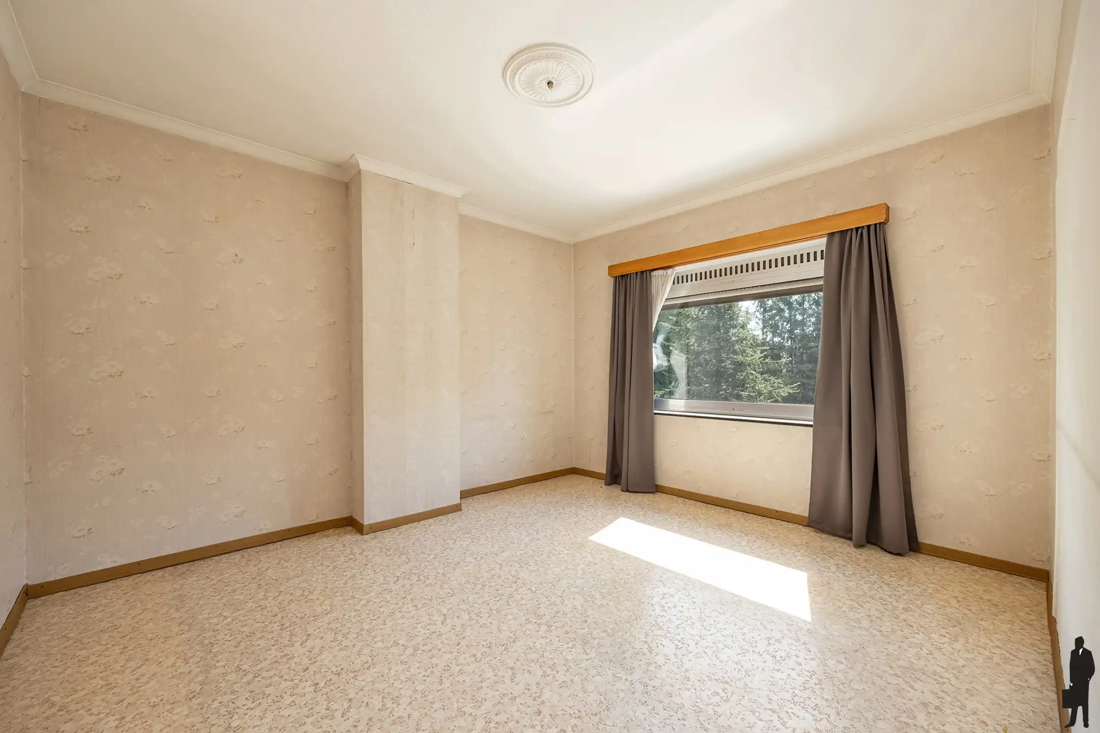 Gezinswoning met veranda, garage en tuin op topligging  foto 10