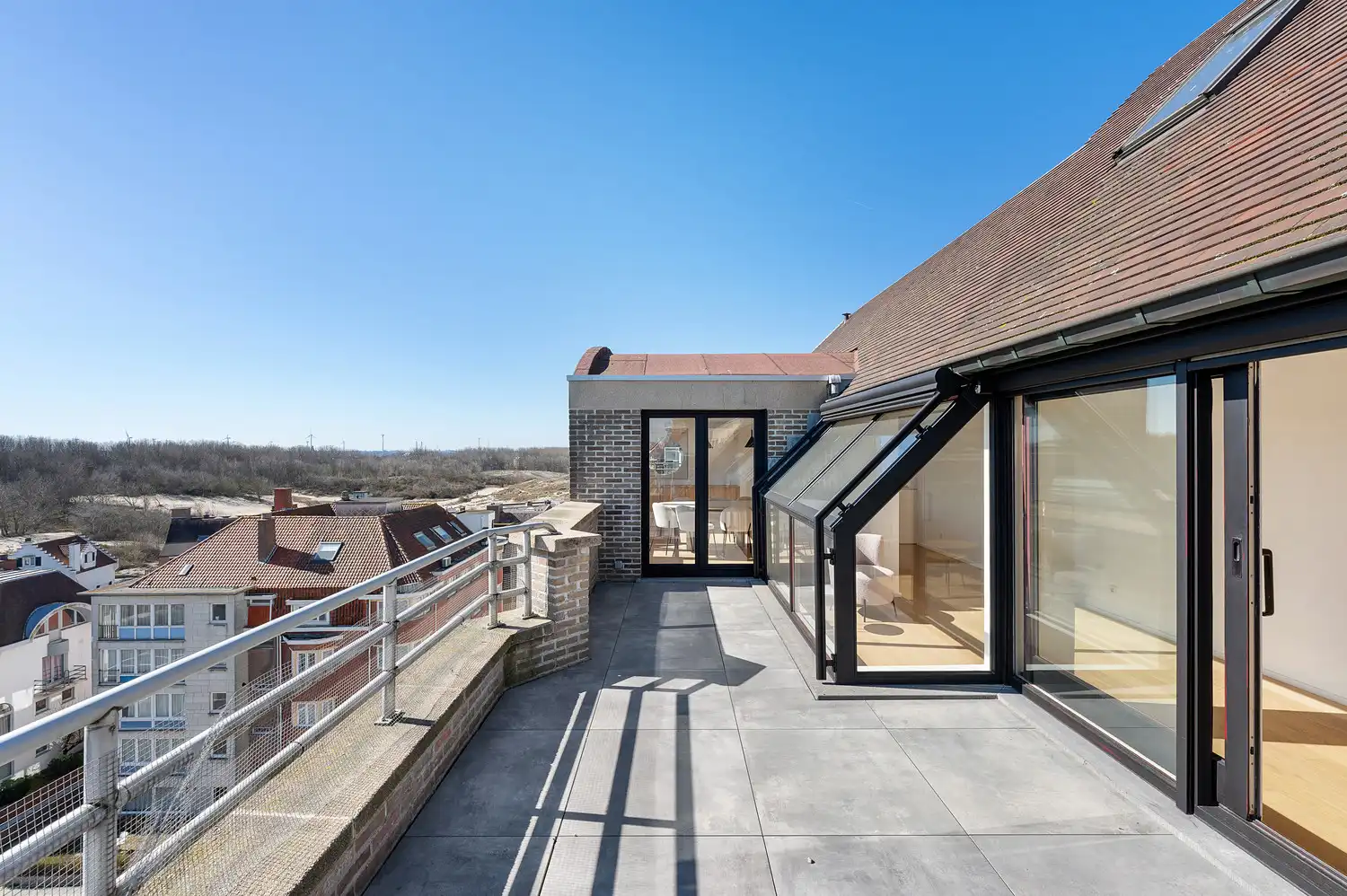 Uitzonderlijk duplex appartement met 4 slaapkamers en groot terras net achter de Zeedijk in Duinbergen foto {{pictureIndex}}