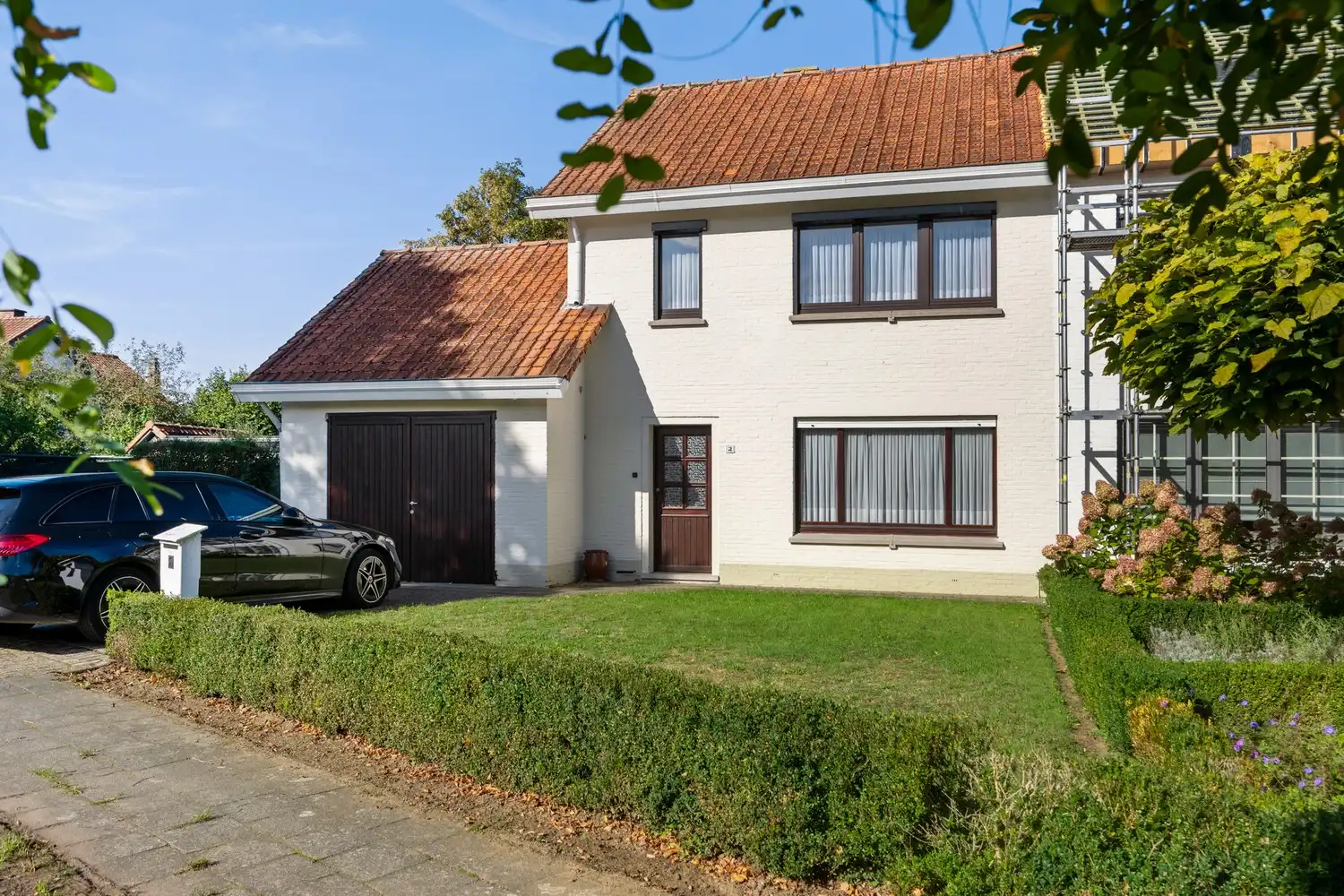 Hoofdfoto van de publicatie: Charmante Halfopen woning met inpandige garage op toplocatie in Oelegem!