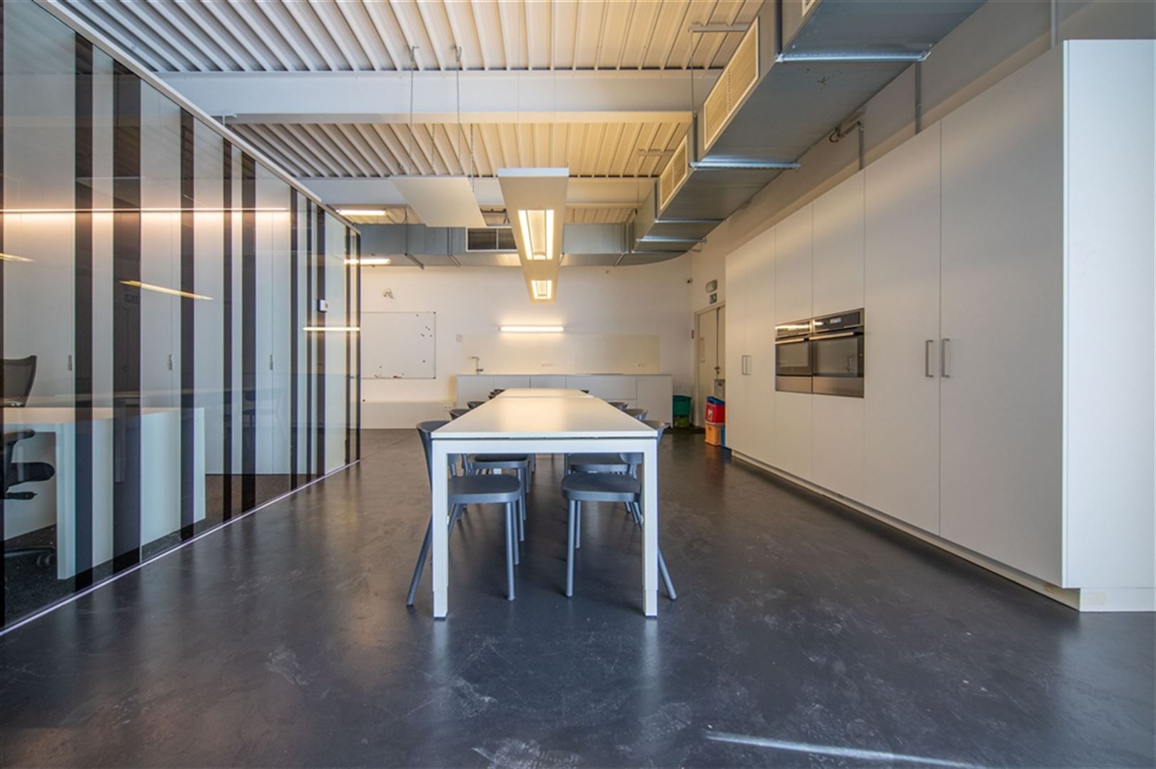 Gelijkvloers kantoor met parking te koop foto 13
