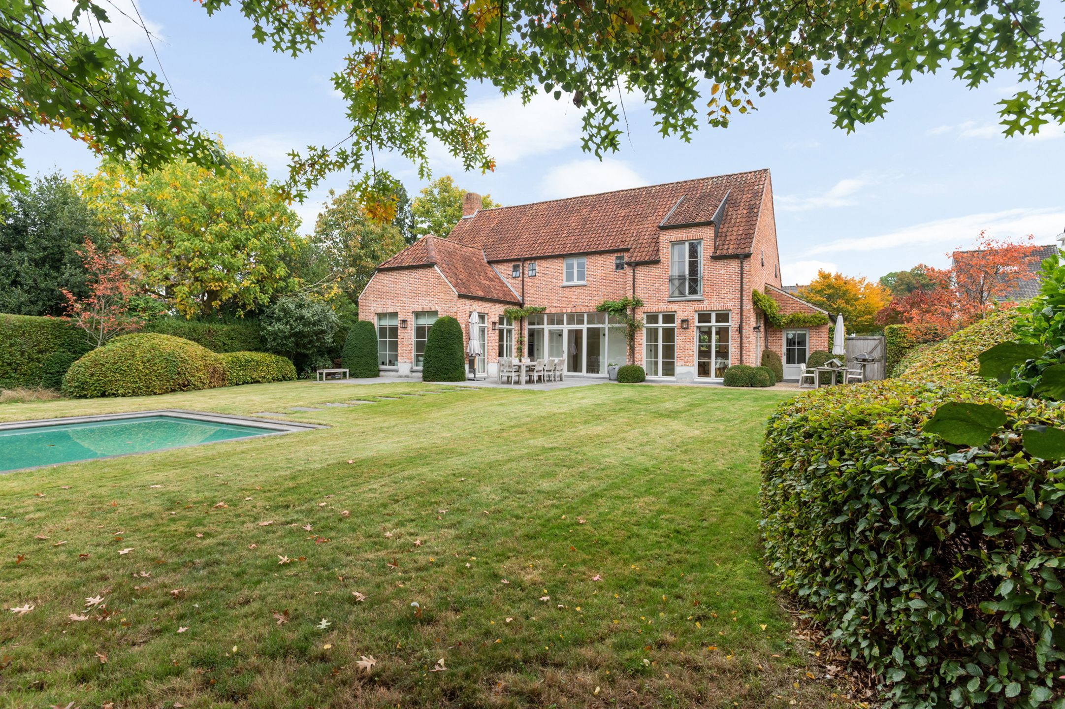 Uitzonderlijk mooie en recente woning op schitterend perceel foto {{pictureIndex}}