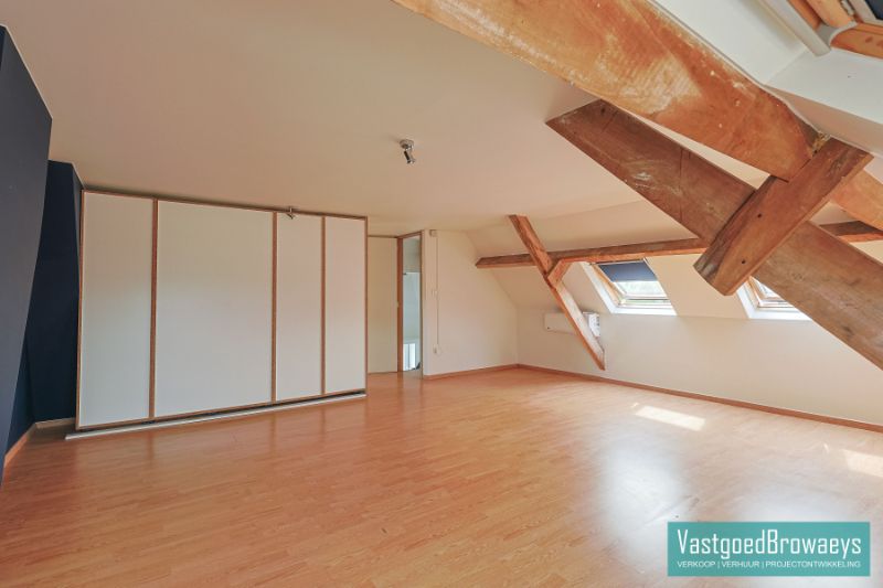 Instapklare woning met 4 slaapkamers, tuin & garage foto 18