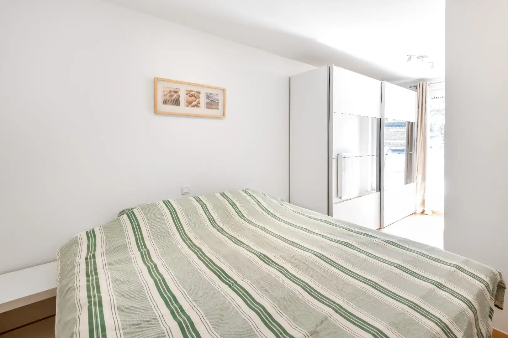 Aangenaam appartement gelegen op de Van Bunnenlaan vlakbij het strand. Ruime, inpandige parking te koop foto 9