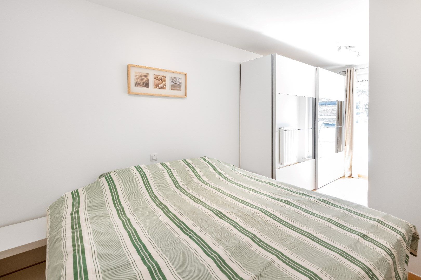 Aangenaam appartement gelegen op de Van Bunnenlaan vlakbij het strand. Ruime, inpandige parking te koop foto 9