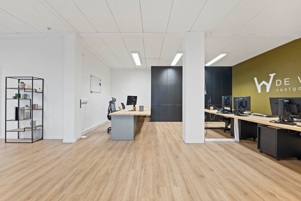 PROFFESIONELE WERKRUIMTE MET TERRAS EN 6 PARKEERPLAATSEN IN SINT-TRUIDEN foto 7