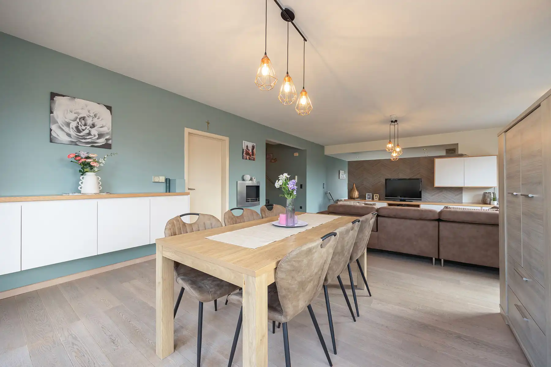 INSTAPKLARE, RIANTE GEZINSWONING MET 5 SLAAPKAMERS,  RUIMTE VOOR VRIJ BEROEP, INPANDIGE GARAGE IN KELDER EN GUNSTIG EPC OP PERCEEL VAN 11A30CA TE OUDSBERGEN foto 4