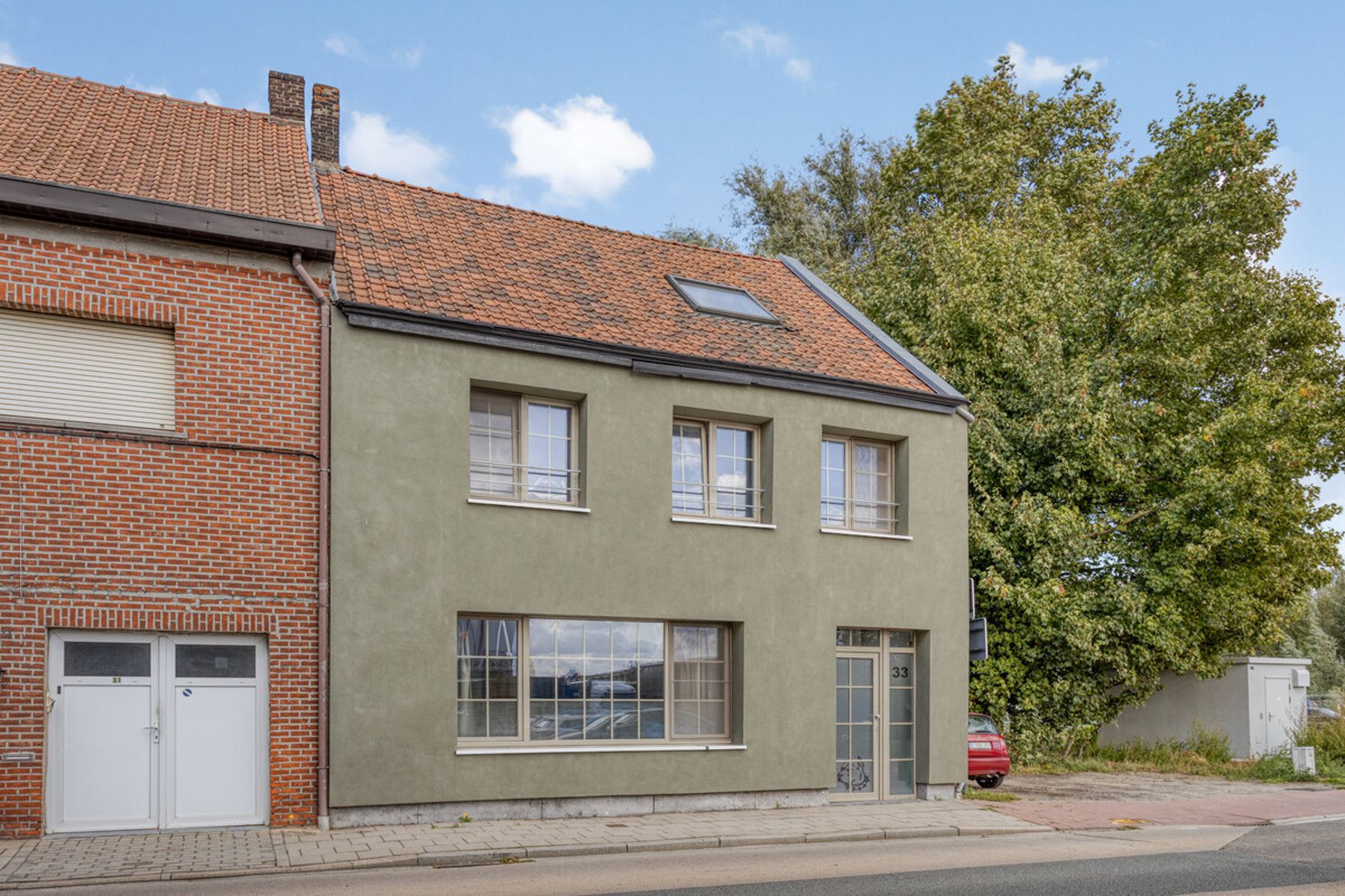 Ruime halfopen bebouwing op een strategische locatie. foto {{pictureIndex}}