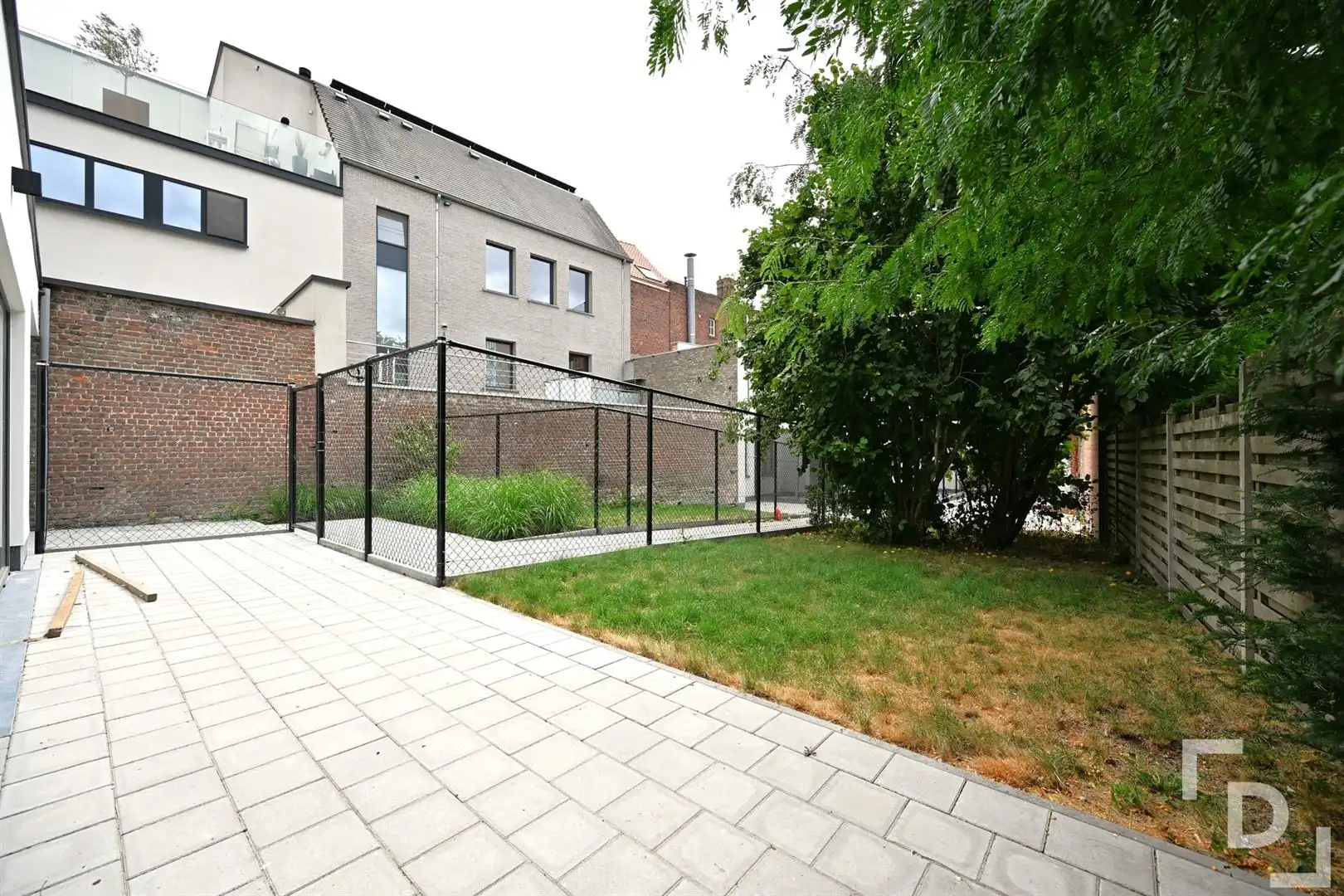 Nieuwbouwstudio met terras en tuin te koop in centrum Ieper. foto 10