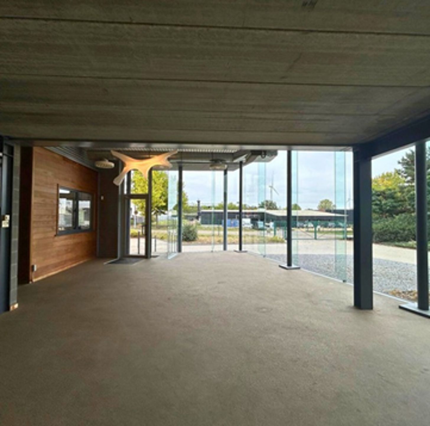 Modern alleenstaand bedrijfsgebouw te Genk foto 3